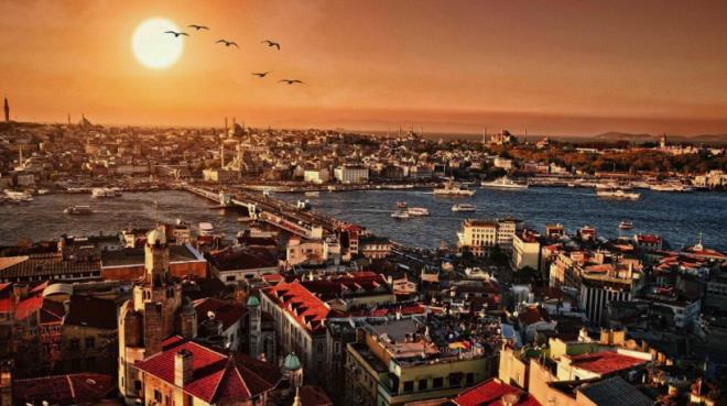 <p><strong>�STANBUL, T�RK�YE</strong></p>  <p>Yakla��k 2.700 y�ll�k ge�mi�iyle �stanbul, Roma, Bizans ve Osmanl�'ya ba�kentlik yapm�� e�siz bir �ehir. Antik Byzantion'dan bug�n�n metropol�ne uzanan bu kesintisiz ya�am, kenti yaln�zca bir tarih sahnesi de�il, ya�ayan bir uygarl�k miras� haline getiriyor. Her semt, ba�ka bir&nbsp;�a��n izini ta��yor.</p>