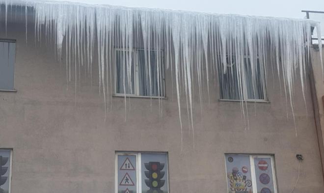 &nbsp;Meteoroloji Genel M�d�rl���n�n internet sitesinden derlenen verilere g�re, yurdun b�y�k bir kesiminde so�uk ve ya���l� hava etkisini s�rd�r�yor.D�n, 70 ilde s�cakl�klar il�elere g�re eksi 0,6 ila eksi 19,9 derece aral���nda seyretti.