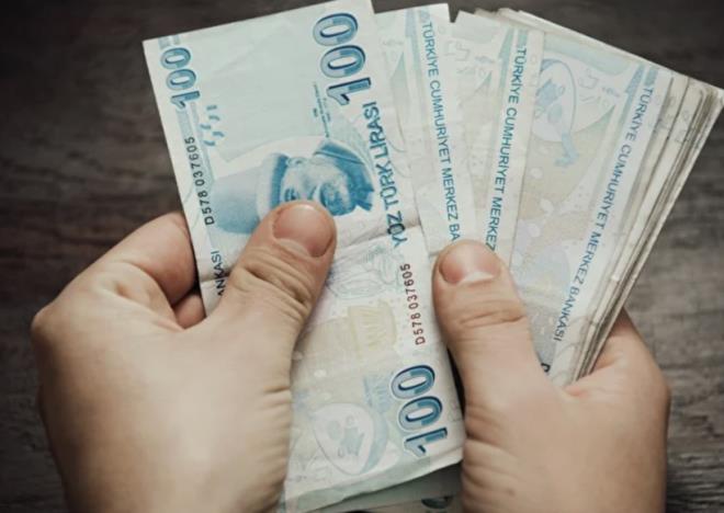 <strong>P�LOT UYGULAMA 2026, �LKE GENEL� 2027 HEDEF�</strong><br>Cumhurba�kan� Yard�mc�s� Cevdet Y�lmaz'�n a��klamalar�nda, sistemin �nce pilot olarak uygulanaca��, ard�ndan 2027 itibar�yla yayg�nla�t�r�lmas�n�n ama�land��� kaydedildi. Uygulamaya ili�kin �er�evenin bir yasa teklifi ile Meclis g�ndemine ta��nmas�n�n da beklentiler aras�nda oldu�u aktar�ld�.