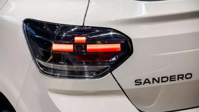 &nbsp;Yeni Sandero, direkt enjeksiyonlu 3 silindirli turbo TCe 100 motoru ve 6 ileri manuel �anz�manla birlikte gelirken, benzinli motoruyla 100 hp g�� ve 200 Nm tork sunuyor.&nbsp;