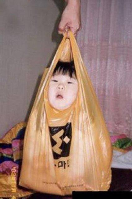 ocuklarn drdkleri hallerle tepki toplayan ebeveynlerin ektii fotoraflar gldrmekten ok endielendiriyor. nternette paylalan bu kareler ebeveynlerin sorumsuzluunu byle sergiliyor.