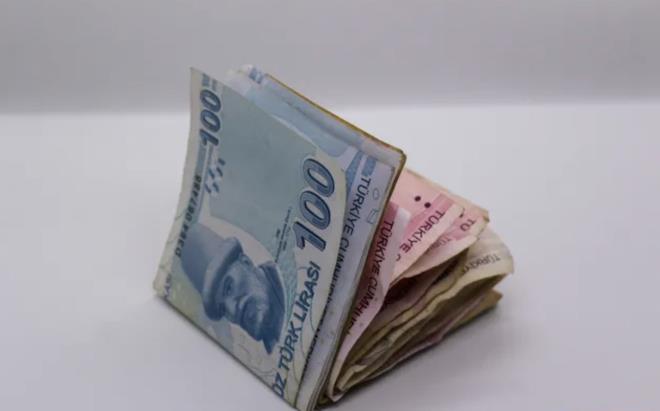 <p><strong>�ade Al�rken Bu Detaylara Dikkat</strong></p>  <p>Ba�vuru �cretinin yat�r�laca�� IBAN'�n mutlaka ba�vuru sahibine ait olmas� gerekiyor. Ba�ka bir ki�iye ait hesaplara �deme yap�lm�yor. Ayr�ca ba�vuru s�ras�nda yat�r�lan 5 bin TL'lik bedel, herhangi bir kesinti yap�lmadan, eksiksiz olarak iade ediliyor.</p>