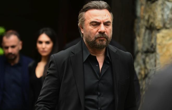 <em>''�zerime at�l� su�lamay� anlad�m. �fademin ba��nda belirtmek isterim ki ben her zaman uyu�turucu gibi yasaklanm�� maddeler kar��s�nday�m. Ben sormu� oldu�unuz G�n�m�z� Konaklar�'ndaki eve gittim. Orada Murat G�librahimo�lu bulunmaktayd�. G�stermi� oldu�unuz foto�raflardaki e�lence grubu oldu�una tan�k oldum.&nbsp;</em>