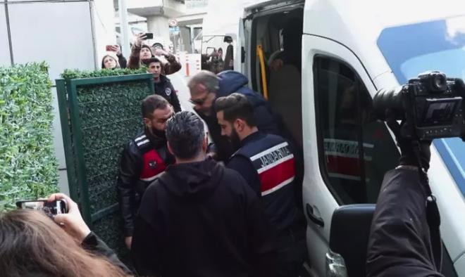 �stanbul Cumhuriyet Ba�savc�l��� taraf�ndan �nl�lere y�nelik y�r�t�len uyu�turucu soru�turma kapsam�nda, aralar�nda; Oktay Kaynarca ve Emel M�ft�o�lu'nun da bulundu�u toplam 6 ��pheli, d�n sabah saatlerinde jandarma ekipleri taraf�ndan g�zalt�na al�nd�. ��pheliler, ifadelerinin al�nmas�ndan sonra uyu�turucu testi i�in Adli T�p Kurumu'nda kan ve k�l �rne�i verdi.