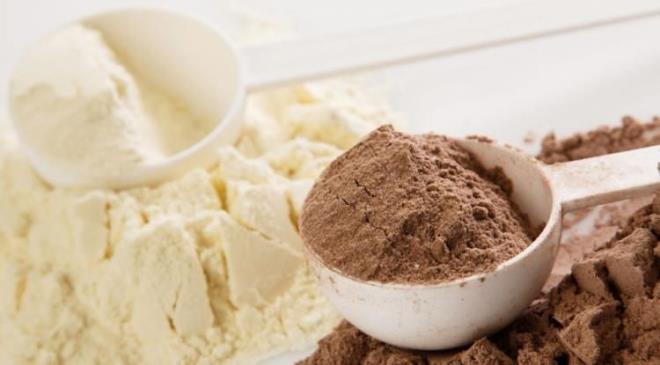 1. PROTE�N TOZU  <br><br>  Kimi zaman ���n yerine kullan�lan kimi zaman da smoothie gibi i�eceklere eklenen protein tozu, bu 6 zararl� pop�ler g�da aras�nda yer al�yor. Bir�ok protein tozunda yapay tatland�r�c� ve ilave �eker bulundu�una dikkat �eken sinirbilimci Friederike Fabritius, bunlar�n ba��rsak mikrobiyotas�na zarar verdi�ini s�yl�yor. Bu durumun beyin sa�l���n� do�rudan etkiledi�ine dikkat �eken Fabritius, "Sinir ileticilerimizin �o�u ba��rsakta �retiliyor. Bu nedenle i� mikrobiyomumuzdaki bozulmalar beyin sa�l���n� da etkiliyor." de�erlendirmesinde bulunuyor.