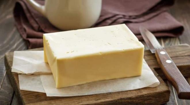 3. MARGAR�N  <br>  Margarinin trans ya� i�erdi�ini ifade eden NYU Langone Concussion Center?dan n�rolog Dr. Shae Datta, bu besinden mutlaka uzak durulmas� gerekti�ine vurgu yap�yor. Uzman isim, trans ya�lar�n kalp-damar sistemine zarar verdi�i gibi beyin damarlar�na da zarar verdi�ini belirtiyor.