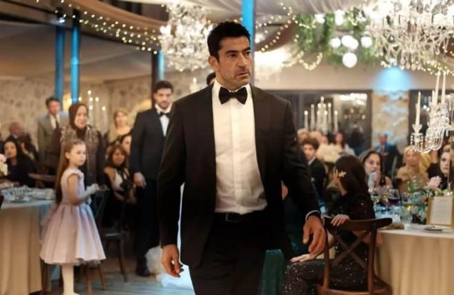 �nl� oyuncu Kenan �mirzal�o�lu ile Afra Sara�o�lu'nun ba�rolde oldu�u "A.B.�." dizisi d�n ak�am ilk b�l�m�yle yay�n hayat�na girdi.