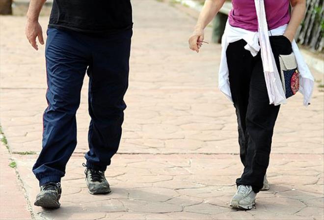 <p><strong>UZMANLAR Y�NE DE WHO �NER�LER�N� HATIRLATIYOR</strong></p><p>Uzmanlar, bu bulgulara ra�men D�nya Sa�l�k �rg�t�'n�n haftada en az 150 dakika orta �iddette ya da 75 dakika yo�un egzersiz �nerisinin hala ge�erli oldu�unu vurguluyor.</p><p>Fiziksel aktivite ile ruh sa�l��� aras�ndaki ili�kiyi inceleyen Dr. Brendon Stubbs ise �zellikle en hareketsiz bireyler i�in bu sonu�lar�n umut verici oldu�unu s�yledi. Stubbs'a g�re, tempolu k�sa bir y�r�y��, birka� kat merdiven ��kmak ya da �ocuklarla enerjik oyunlar oynamak bile anlaml� fark yaratabiliyor.</p>