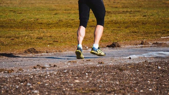 <p>D�nya Sa�l�k �rg�t� verilerine g�re, yetersiz fiziksel aktivite d�nya genelinde en s�k g�r�len d�rd�nc� �l�m nedeni konumunda ve her y�l yakla��k 3,2 milyon ki�inin hayat�n� kaybetmesine yol a��yor.</p><p>Fiziksel hareketsizlik; kalp-damar hastal�klar�n�n yan� s�ra obezite, tip 2 diyabet ve baz� kanser t�rleriyle de uzun s�redir ili�kilendiriliyor.</p>