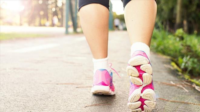 <p><strong>Hareketsiz Ya�am�n Bedeli A��r</strong></p><p>�zellikle Birle�ik Krall�k'ta masa ba�� �al��ma, uzun yolculuklar ve ak�am saatlerini oturarak ge�irme al��kanl�klar�n�n her y�l binlerce �l�me yol a�t��� tahmin ediliyor. 2019 y�l�na ait bir tahmin, hareketsizli�e ba�l� sa�l�k sorunlar�n�n y�lda yakla��k 70 bin �l�me ve NHS'ye 700 milyon sterlinlik ek maliyete neden oldu�unu ortaya koymu�tu.</p>