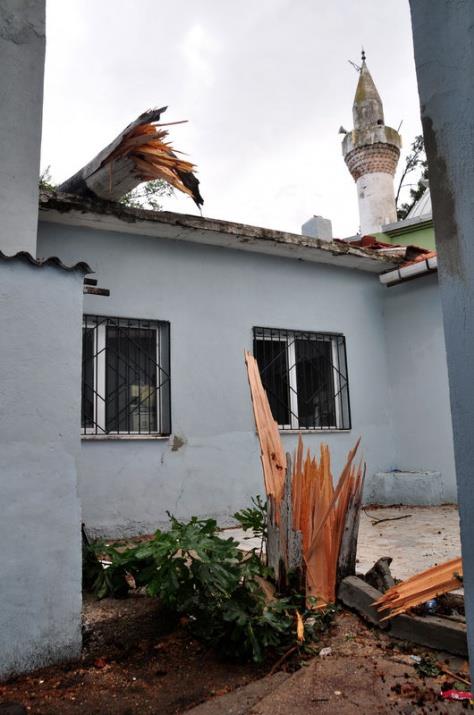 Ky Muhtar Ik Erdoan ile birlikte ky dolaan Gnaydn ve Karaosmanolu, hortumun kyde meydana getirdii zararlar tespit ederek en ksa zamanda gerekenlerin yaplacan dile getirdi