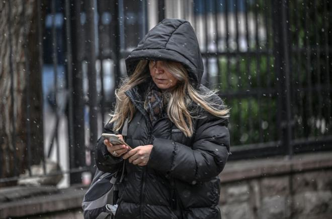 <strong>ANKARA DONACAK EKS� 4 DERECE VE KAR VAR</strong><br>Ankara'da bug�n 6 derecelere inen hava s�cakl��� daha d��ecek. Gece saatlerinde s�f�r�n alt�na inecek ve cumartesi g�n� eksi 4 derece civar�nda olacak. Bug�n Ankara'da kuru so�uk etkili olurken, cumartesi itibariyle K�r�m �zerinden gelen kar ya����n�n etkisine girecek. Ankara'da kar ya���� pazar g�n� de aral�klarla s�recek.&nbsp;