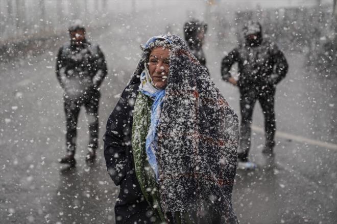 <strong>BUG�N BU �LLERDE YO�UN KAR YA�I�I VAR</strong><br>K�r�m �zerinden gelen kar ya���� ilk etkisini kuzey b�lgelerdeki kentlerde g�steriyor. Bug�n&nbsp;Karab�k, Kastamonu, Bolu, K�r�kkale, G�m��hane, Sivas, Erzincan, Artvin, Tunceli ve Bayburt'ta kar ya���� �ok etkili olacak. Meteorolojinin yay�nlad��� uyar�ya g�re bu kar ya���� 20 santimi bulan bir tabaka b�rakacak. So�uklar da etkili olacak, bu sebeple bu illerdekiler dona kar�� uyar�ld�. K�r�m �zerinden gelen kar ya���� cumartesi ve pazar g�n� itibariyle etkisini di�er illere yayacak.&nbsp;