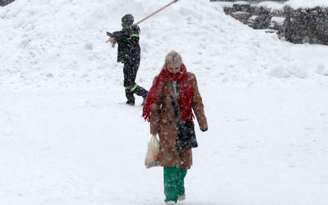 T�RK�YE bug�n itibariyle K�r�m �zerinden gelen kar ya����n�n etkisine girdi. Kar ya���� ile birlikte hava s�cakl��� �stanbul'da 4-5 derecelere d��ecek. Ankara'da ise eksi 4 dereceler g�r�lecek. Bug�n Karab�k, Kastamonu, Bolu, K�r�kkale, G�m��hane, Sivas, Erzincan, Artvin, Tunceli ve Bayburt'ta etkili kar ya���� g�r�lecek. Cumartesi ve pazar g�n� ise kar ya���� daha geni� bir b�lgeye yay�lacak. �stanbul i�in kar ya���� da kesinle�ti.