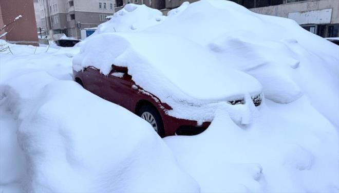 <strong>�STANBUL'A KAR GEL�YOR</strong><br>Meteoroloji Profes�r� Orhan �en, �stanbul i�in kar duyurusu yapt�. Kar ya���� pazar g�n� ba�lay�p, pazartesi g�n� �zellikle Anadolu yakas�n�n y�kseklerinde etkili olacak.&nbsp;�aml�ca,&nbsp;Aydos ve �ile yolu gibi y�ksek yerlerde kar ya����n�n tutmas� bekleniyor. Bu kar kent merkezleri ile sahil kesimlerinde ise yo�un olmayacak daha �ok karla kar���k ya�mur �eklinde etkili olacak. Hava s�cakl��� 4 derece civar�na inecek.