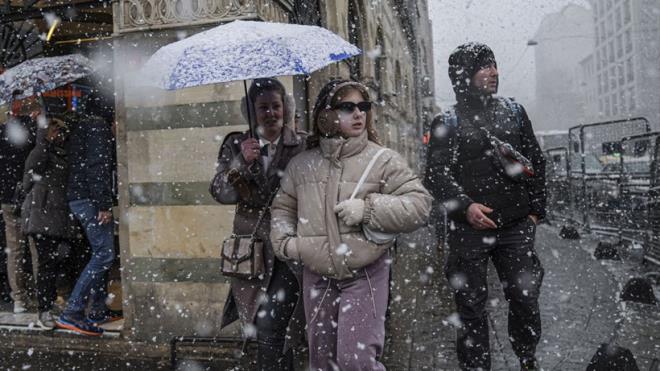 T�rkiye Meteoroloji M�d�rl��� ve meteoroloji uzmanlar�n�n tahminlerine g�re yeni bir kar ya���� ve so�uk hava bug�n itibariyle yurdu etkilemeye ba�lad�. Kar ya���� getiren bu so�uk hava dalgas� K�r�m �zerinden yurda giri� yapt�. Bu kar ya���� 4 b�lgeyi etkileyecek. Bu b�lgeler Bat� Karadeniz,&nbsp; �� Anadolu'nun do�usu, Do�u Anadolu B�lgesi ve Marmara olacak. Kar ya����n�n 20 santimi a�an bir tabaka b�rakmas� bekleniyor. Meteoroloji Profes�r� Orhan �en'in duyurusuna g�re �stanbul'a kar ya���� da tescillendi. Ankara'da ise s�cakl�klar �ok d��erken cumartesi g�n� kar ya���� ba�layacak. Bug�n ise K�r�m �zerinden gelen kar ya���� 10 ilde yo�un bir �ekilde etkili oluyor.&nbsp;