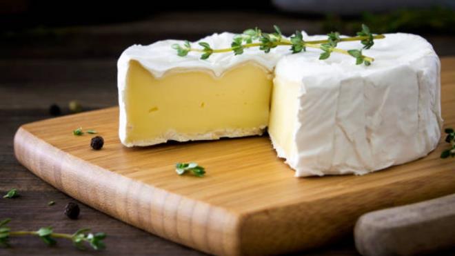 <p><strong>5) �EK CUMHUR�YET�</strong></p><p>🔹Peynir, �ek mutfa��na Orta �a�'da s�t� saklama amac�yla girmi�, R�nesans d�neminde ise ticari olarak �nem kazanm��t�r.</p><p>🔹G�n�m�zde kulajda, gula�, mant�lar ve peynirli tatl�lar gibi pek �ok geleneksel yemekte temel bir malzeme olarak kullan�l�r.</p><p>🔹�lkeye �zg� Olomoucke syrečky keskin aromas�yla �ne ��karken, Camembert benzeri hermel�n ise yumu�ak dokusu ve hafif ek�i tad�yla �zellikle pub k�lt�r�nde, �ek biras� e�li�inde s�k�a tercih edilir.</p>