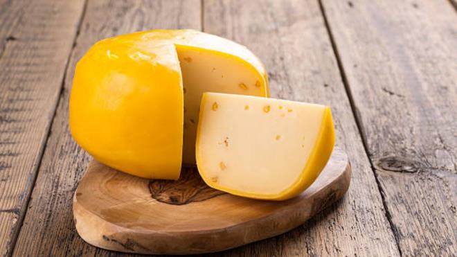 <p><strong>4) HOLLANDA</strong></p><p>🔹Hollanda'da peynir �retiminin tarihi Antik Roma d�nemine kadar uzan�yor ve y�zy�llar boyunca geleneksel �iftliklerde s�rd�r�lm�� g��l� bir mirasa dayan�yor.</p><p>🔹G�n�m�zde Gouda, Edam, Leyden ve Maasdam �lkenin en bilinen peynirleri aras�nda yer al�yor. Gouda farkl� olgunluk s�releriyle �ne ��karken, Edam hafif tad�yla yemeklerde s�k�a kullan�l�yor.</p><p>🔹Baharatl� Leyden ve Emmental'e benzeyen Maasdam ise sandvi�lerden makarnalara kadar pek �ok tarifte tercih ediliyor. Peynir, Hollanda mutfa��nda hem g�nl�k t�ketimin hem de k�lt�rel kimli�in �nemli bir par�as� olmay� s�rd�r�yor.</p>