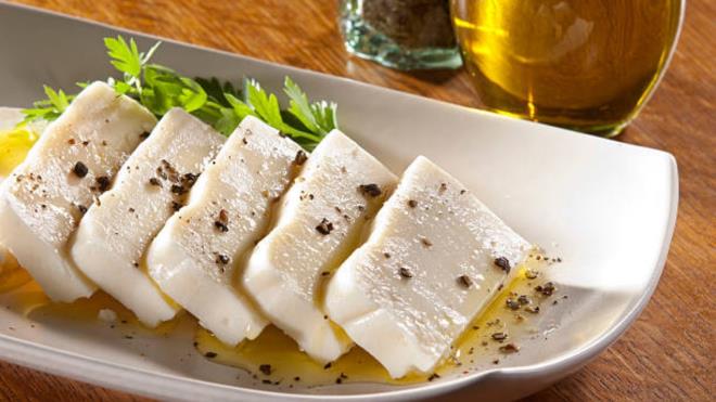 <p><strong>6) YUNAN�STAN</strong></p><p>🔹Yunanistan, 60'tan fazla peynir �e�idiyle k�kl� bir peynir k�lt�r�ne sahiptir ve bu gelene�in merkezinde feta yer al�r. Antik Yunan'a kadar uzanan feta, koyun veya koyun-ke�i s�t�nden �retilir ve tuzlu suda olgunla�t�r�larak kendine �zg� keskin tad�n� kazan�r.</p><p>🔹Yunan mutfa��nda salatalardan b�reklere, �zgaralardan tatl�-tuzlu tariflere kadar pek �ok yemekte kullan�l�r. Bunun yan� s�ra graviera, kefalotyri ve manouri gibi peynirler de Yunan sofralar�nda �nemli bir yere sahiptir ve �lkenin zengin peynir miras�n� tamamlar.</p>