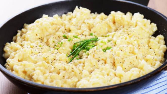 <p><strong>2) ALMANYA</strong></p><p>🔹Almanya, k�kleri Neolitik �a�'a uzanan g��l� bir s�t ve peynir gelene�ine sahiptir. G�n�m�zde �lkenin en �nemli peynir �retim merkezi Bavyera'daki Allg�u b�lgesi olup, bu sekt�r 19. y�zy�lda pahal� ithal peynirlerin yerini yerli �retimle doldurmak amac�yla geli�mi�tir.</p><p>🔹Almanya'da Bruder Basil, Limburger, Butterk�se ve Cambozola gibi �ok say�da �zg�n peynir �retilmekte ve bu peynirler hem g�nl�k mutfakta hem de at��t�rmal�klarda yayg�n olarak t�ketilmektedir.</p><p>🔹Kasespatzle ve Oktoberfest'in vazge�ilmezi obatzda gibi peynirli yemekler ise Alman mutfa��nda peynirin ne kadar �nemli bir yere sahip oldu�unu g�stermektedir.</p>