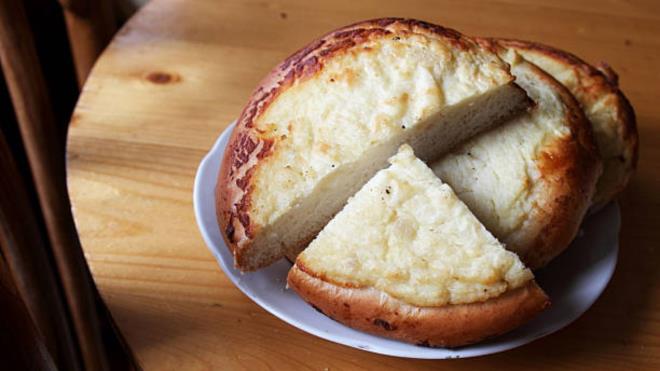 <p><strong>7) F�NLAND�YA</strong></p><p>🔹Finlandiya'da peynirin ev yap�m� olarak kullan�m� 16. y�zy�la uzansa da, ticari �retim 19. y�zy�lda ba�lam��t�r. G�n�m�zde katk�s�z ve hafif aromal� Oltermanni en yayg�n t�ketilen peynirlerden biridir.</p><p>🔹Mavi k�fl� Aura peyniri g��l� tad�yla �ne ��karken, g�c�rt�l� dokusuyla bilinen juustoleipa ise bal, re�el ya da kahveyle t�ketilen geleneksel ve e�lenceli bir Fin lezzeti olarak dikkat �eker.</p>