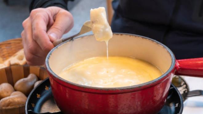 <p><strong>1) �SV��RE</strong></p><p>🔹�svi�re, binlerce y�ll�k hayvanc�l�k ve peynircilik gelene�iyle d�nyan�n en �ok peynir t�keten �lkesi konumunda bulunuyor. Antik Roma d�nemine kadar uzanan peynir �retimi, y�zy�llar boyunca Avrupa'dan Afrika ve Asya'ya yay�lan �nemli bir ticaret unsuru oldu.</p><p>🔹G�n�m�zde �lkede 700'den fazla peynir �e�idi �retilirken, Gruyere, Emmental, Appenzeller ve raclette en �ok t�ketilenler aras�nda yer al�yor. Katk�s�z ve geleneksel y�ntemlerle �retilen �svi�re peynirleri, fond� ve raclette gibi ikonik yemeklerle �lke k�lt�r�n�n ayr�lmaz bir par�as� olmay� s�rd�r�yor.</p>