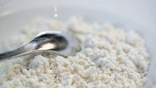 <p><strong>9) L�KSEMBURG</strong></p><p>🔹Avrupa'n�n k���k ama zengin �lkelerinden biri olan L�ksemburg, kendine �zg� peynirleriyle listeyi tamaml�yor. En bilinen yerel lezzetlerden biri, s�r�lebilir yap�s�yla �ne ��kan ve katk� maddesi i�ermeyen Kachkeis'tir.</p><p>🔹Stoffi adl� taze lor peyniri ve Luxlait markas�na ait s�zme peynir de �lkede olduk�a yayg�nd�r. L�ksemburg, klasik tatlar�n yan� s�ra aromal� ve gurme peynir �r�nleriyle de dikkat �ekmektedir.</p><p>(Kaynak: Takvim Foto Ar�iv, Tastingtable)</p>