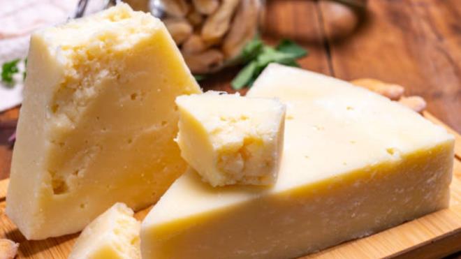 <p><strong>3) �TALYA</strong></p><p>🔹�talya, pizza ve makarna gibi peynirle �zde�le�mi� yemekleri sayesinde d�nyan�n en �ok peynir t�keten �lkeleri aras�nda yer al�yor. �lkede yemeklerde, at��t�rmal�klarda ve hamur i�lerinde kullan�lan yakla��k 2.500 geleneksel peynir �e�idi bulunuyor.</p><p>🔹Peynir k�lt�r� Antik Roma'ya kadar uzan�rken, ge�mi�te bir�ok evde peynirin yap�l�p olgunla�t�r�ld��� �zel alanlar yer al�yordu. Pecorino Romano, manda mozzarellas�, Taleggio ve Gorgonzola gibi peynirler hem �talyan mutfa��n�n hem de d�nya mutfaklar�n�n vazge�ilmezleri aras�nda bulunuyor.</p>