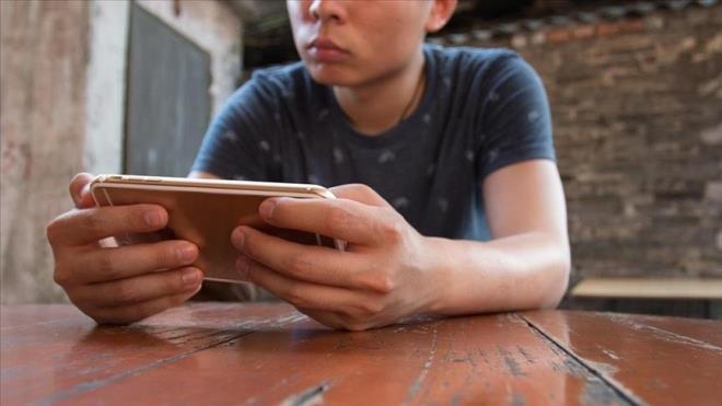 <p><strong>KULLANIM �EKL� DE BEL�RLEY�C� OLMADI</strong></p><p>�al��mada, sosyal medyan�n nas�l kullan�ld���n�n da etkili olup olmad��� incelendi. ��rencilere; mesajla�ma, hikaye, foto�raf ve video payla�ma ya da yaln�zca ak��ta gezinme gibi davran��lara ne kadar zaman ay�rd�klar� soruldu.</p><p>Elde edilen veriler ister aktif olarak sohbet etmek ister pasif �ekilde i�erik t�ketmek olsun, bu kullan�m bi�imlerinin ruh sa�l��� sorunlar�n� tetiklemedi�ini ortaya koydu.</p>