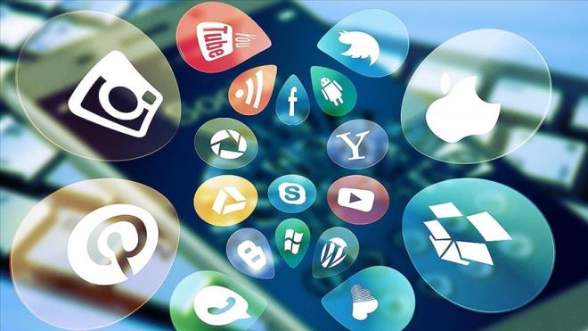 Yedinci s�n�ftan sekizinci s�n�fa ve sekizinci s�n�ftan dokuzuncu s�n�fa ge�i�te sosyal medya kullan�m s�resi artan ��rencilerin ruh sa�l���nda herhangi bir olumsuz etki tespit edilmedi. <strong>Oyun oynama s�resinin artmas�n�n da benzer �ekilde zihinsel sa�l�k �zerinde olumsuz bir etkisi olmad��� belirlendi.</strong>