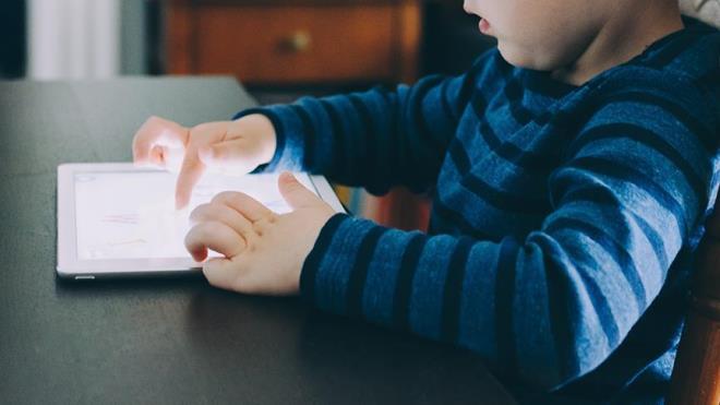 �ngiltere'de h�k�met, Avustralya'n�n izinden giderek 16 ya� alt�na sosyal medya yasa�� getirip getirmemeyi tart���rken yay�mlanan bu bulgular, uzun s�reli ekran kullan�m�n�n gen�lerdeki ruhsal sorunlar�n temel nedeni oldu�u g�r���n� sorgulat�yor.