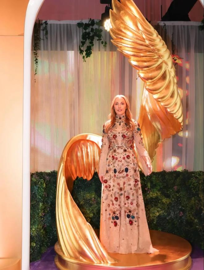 Sa�lar�n� a��k kullanan oyuncunun tercihi, davetliler ve moda �evreleri taraf�ndan ilgiyle kar��land�.