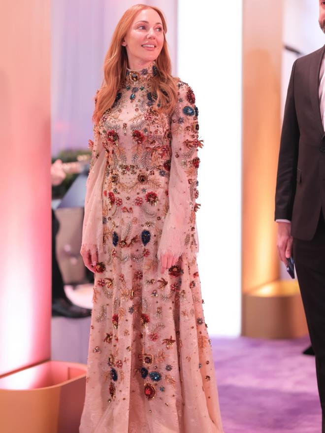 Bir s�re sonra Hamburg'a ta��nan Uzerli, burada Schauspiel Studio Frese'de oyunculuk ve tiyatro e�itimi alarak sanat hayat�na ilk ad�m�n� att�.