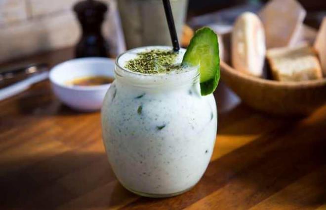 <strong>Uzmanlara g�re; uzun y�llard�r mideyi rahatlat�c� etkisiyle bilinen nane, ayran ile birlikte t�ketildi�inde hem mideyi rahatlat�yor hem de ba��rsak hareketlerinin daha d�zenli hale gelmesini sa�l�yor.</strong>