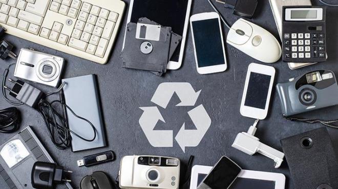 ��pten alt�n nas�l ��kar�l�yor?<p>    Tabii bu i� evde tencereyle yap�lm�yor. S�re� profesyonel tesislerde ilerliyor. Elektronik at�klar ayr��t�r�l�yor, par�alar ���t�l�yor, �zel kimyasal ve fiziksel i�lemlerden ge�iriliyor, son a�amada saf alt�n elde ediliyor.