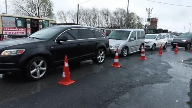 T�rkiye?de 2026 ara� muayene �cretleri, yeniden de�erleme oran�n�n y�r�rl��e girmesiyle netle�ti. Karayollar�nda trafi�e ��kan t�m ara�lar i�in zorunlu olan muayenelerde, yeni y�l tarifesi ara� sahiplerinin b�t�esini do�rudan etkiliyor. A��klanan oran do�rultusunda t�m s�n�flarda art�� yap�ld�.