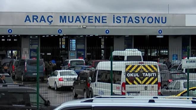 <br>Otomobillerde ilk �� y�l�n ard�ndan her iki y�lda bir muayene �art� bulunuyor. Di�er motorlu ara�lar i�in ise ilk y�l�n sonunda ve sonras�nda y�lda bir kez muayene yap�lmas� gerekiyor. 2026 zaml� ara� muayene �cretleri bu periyotlar �er�evesinde tahsil edilecek.