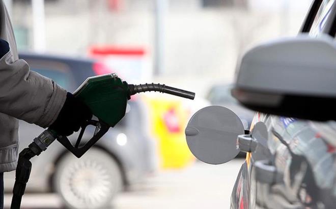 Brent petrol fiyatlar�ndaki de�i�iklikler, benzin, motorin ve LPG fiyatlar�na zam ve indirim olarak yans�maya devam ediyor. Akaryak�t fiyatlar�na yeni bir g�ncelleme daha geliyor. Depolar� daha ucuza doldurmak i�in elinizi �abuk tutun. Benzinde herhangi bir de�i�im beklenmiyor, motorine ise yeni zam kap�da...