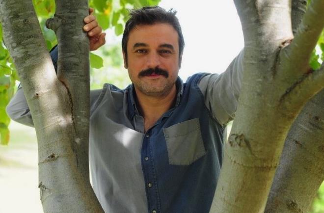 <p><strong>�NFLUENZA A TEST� POZ�T�F �IKTI, Z�YARET KISITLAMASI GET�R�LD�</strong></p>  <p>Uygun don�r bekleyen �nl� oyuncunun karde�i Umut �zkan sosyal medya �zerinden&nbsp;"Ya�anan durumu yeniden kamuoyuyla payla�mak gere�i duymaktay�m"&nbsp;diyerek, a�abeyinin sa�l�k durumuyla ilgili yeni geli�meyi payla�t�.</p>