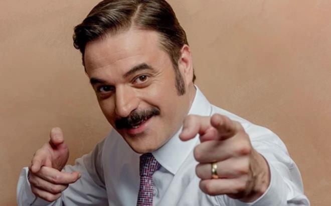 Karaci�er yetmezli�i nedeniyle don�r bekleyen ve bir s�re �nce hastaneye kald�r�lan �nl� oyuncu Ufuk �zkan cephesinden endi�e verici bir a��klama geldi. Karde�i, �zkan'da �st solunum yolu enfeksiyonu geli�ti�ini ve Influenza A testinin pozitif ��kt���n� a��klad�. Yap�lan a��klamada, bu tablonun mevcut sa�l�k durumunu daha da a��rla�t�rabilece�i vurguland�.