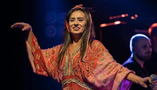 "BEN YA�ARKEN �OK YORULDUM"  <br>  Y�llard�r hayat�n�n film ya da kitap olmas� fikrine mesafeli duran sanat��, y�neltilen, "Hayat�n�z� yazmay� d���n�yor musunuz?" sorusuna �u yan�t� verdi:  <br>  "Ben ya�arken �ok yoruldum. Bir de ya�ad�klar�m� yazacak m�y�m? Yazmam. Zaten hayat�m� �ekecek bir y�netmen de yok!"