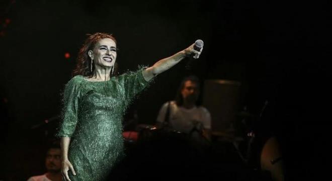 "YASAKLIYORUM" S�ZLER�YLE �OK KONU�ULMU�TU  <br>  "Hayat�m�n film olmas�n� asla istemiyorum. Beni ya�arken kimse anlamad�, �ld�kten sonra da bir �ey ifade etmez. Yasakl�yorum" s�zleriyle hayat�n�n film olmas�n� istemedi�ini a��k�a belirten Y�ld�z Tilbe'den yeni a��klama geldi.