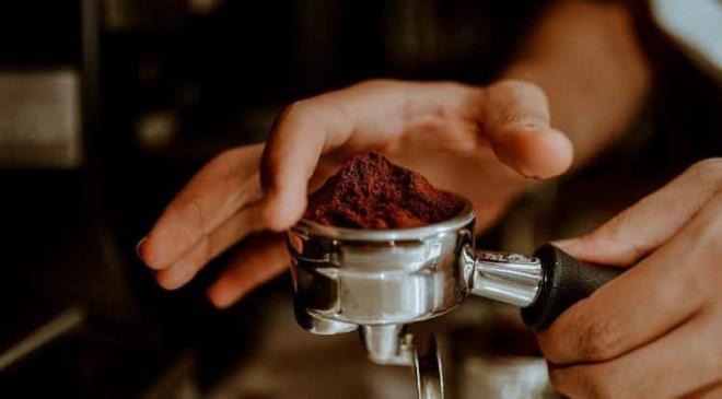 Uzmanlar�n payla�t��� yeni bulgulara g�re; d�zenli ve �l��l� kahve t�ketimi, hem fiziksel hem de zihinsel sa�l��a katk� sa�l�yor. ��te, g�nde 2 fincan kahve i�menin sa�l�k i�in dikkat �eken faydalar�...