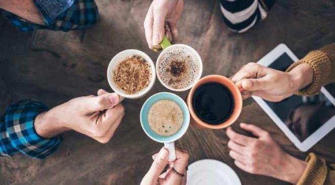 Mis gibi kokusu ve leziz tad�yla neredeyse herkesin g�nl�k rutininde yer alan kahve, bir keyif an�ndan �ok daha fazlas�. Yap�lan yeni ara�t�rmalara g�re; g�nde yaln�zca 2 fincan kahve t�ketmek v�cut �zerinde san�landan �ok daha fazla olumlu etkiyi beraberinde getiriyor.