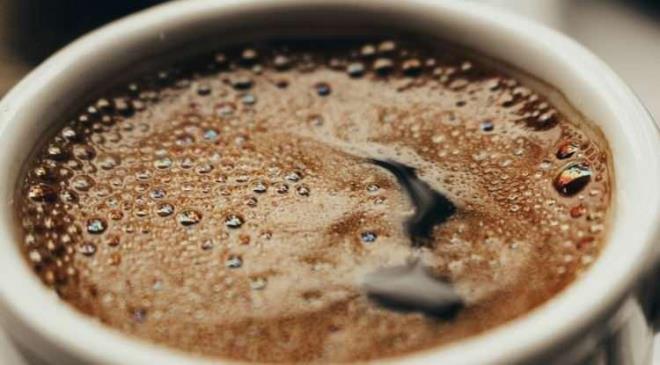 <p><span><strong>KARAC��ER SA�LI�INI DESTEKL�YOR</strong></span></p>    <p><strong>V�cudumuzdaki toksinleri temizleyen karaci�erimiz i�in kahvenin faydal� olabile�ini biliyor muydunuz? Kahvenin metabolizmaya olan etkisinden sonra belki de en �a��rt�c� ve g��l� oldu�u alanlardan biri karaci�er sa�l��� diyebiliriz. Karaci�er i�in adeta do�al bir koruma kalkan� g�revi g�ren kahvenin, karaci�er ya�lanmas� ve baz� karaci�er rahats�zl�klar� riskini azaltabildi�i ortaya kondu.&nbsp;</strong></p>