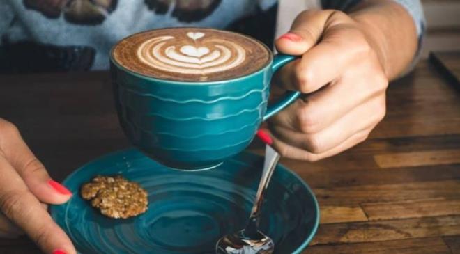 ODAKLANMA VE Z�H�NSEL PERFORMANSI ARTIRIYOR  <br>  D�zenli bir �ekilde kahve t�ketimi, ki�ilerin odaklanma s�resini ve dikkat seviyesini y�kseltebiliyor. Ayn� zamanda ruh halini iyile�tirici etkisi de bulunan kahve, beyindeki dopamin sal�n�m�n� art�rarak ki�inin kendini daha enerjik ve motive hissetmesine yard�mc� olabilir.