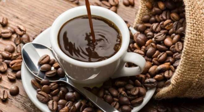 KALP SA�LI�I ���N ETK�L�  <br>  Y�llarca "kahve kalbe zararl� m�?" diye tart���lsa da, �l��l� miktarda kahve t�ketimi kalp sa�l���n� destekleyebilir. Y�ksek miktarda flavonoid ve antioksidan i�eren kahve, damar sertli�ine kar�� koruma sa�lad��� gibi beyin kan ak���n� destekleyerek inme riskini d���rebilir.