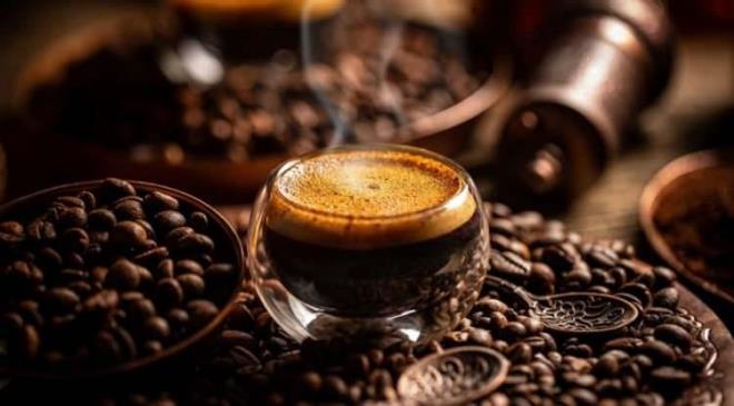 <p><strong>METABOL�ZMAYI DESTEKL�YOR</strong></p>    <p><strong>Uzmanlara g�re; kahve, v�cudumuzun i� i�leyi�i i�in adeta gizli bir enerji motoru g�revi g�r�yor. G�nl�k rutinimize dahil edece�imiz sadece iki fincan kahve, odaklanma s�resini ve dikkat seviyesini art�rabiliyor. Ayn� zamanda v�cudun kalori yakma kapasitesini yukar� �eken kahve, g�n boyu daha dinamik hissetmeyi sa�l�yor.</strong></p>