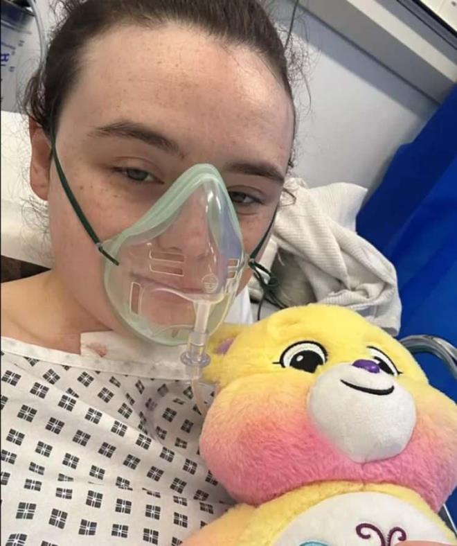 AMEL�YATTAN SONRA �K�NC� B�R �OK YA�ADI  <br>    3 Haziran'da ameliyat olan Sheridan'�n tiroidinin sa� taraf� al�nd�. Ameliyattan sonra a�r�lar� tamamen ge�ti�ini s�yleyen gen� kad�n, yaz tatilinde doktorundan gelen telefonla ikinci bir �ok ya�ad�.