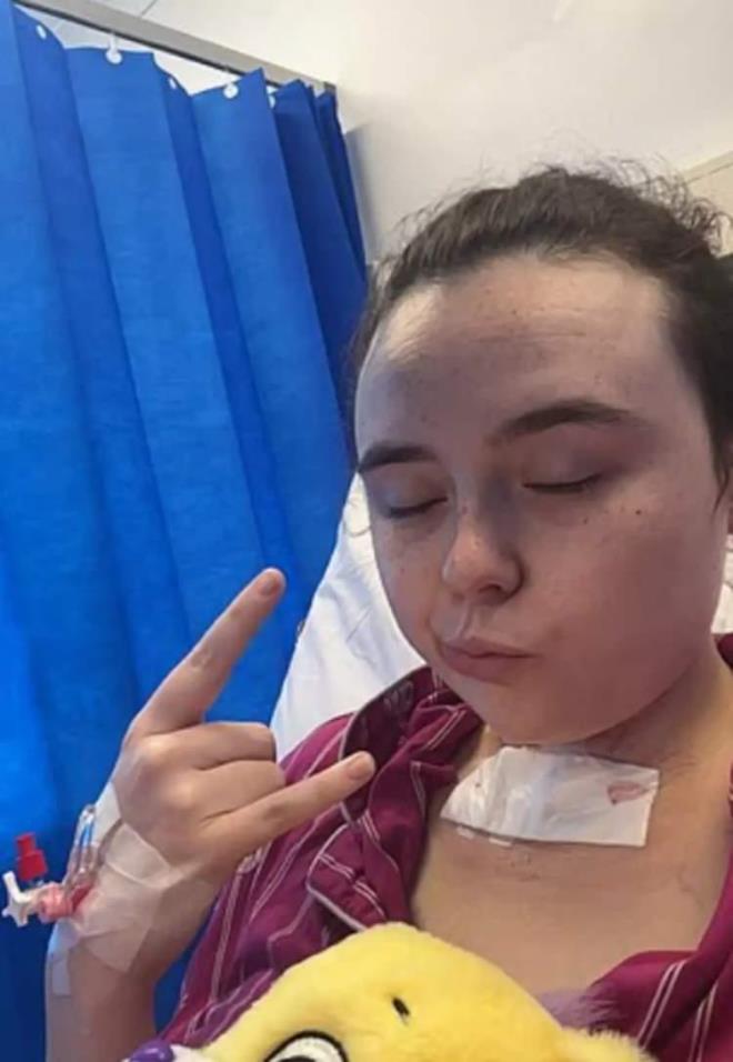 �K�NC� KEZ AMEL�YAT OLDU  <br>Doktoru Sheridan'a t�m�r�n�n agresif bir �ekilde b�y�d���n� ve t�m tiroidinin al�nmas� gerekti�ini s�yledi. �kinci kez ameliyat olan gen� kad�n�n tiroidi tamamen al�narak radyoterapi tedavisi verildi.